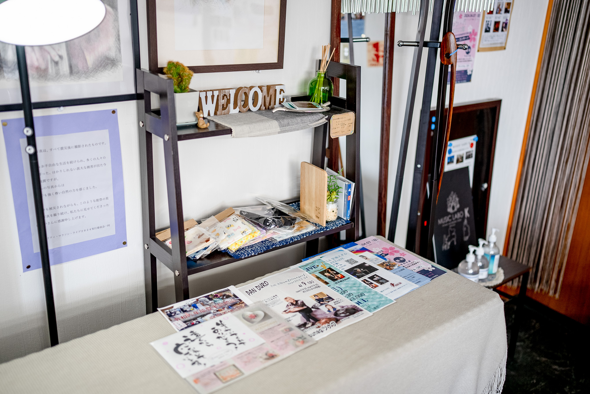 ゆかりあるアーティストさんやクラフト作家さんの作品展示や物販